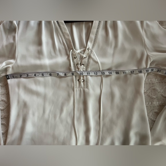 White House Black Market Bell Sleeve Flowy Rich White Blouse Women’s Size 8 - Picture 13 of 16